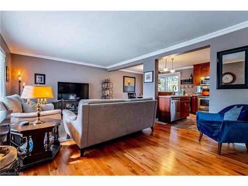 7069 Windsor Crescent, Niagara Falls, ON - Indoor Photo Showing Living Room