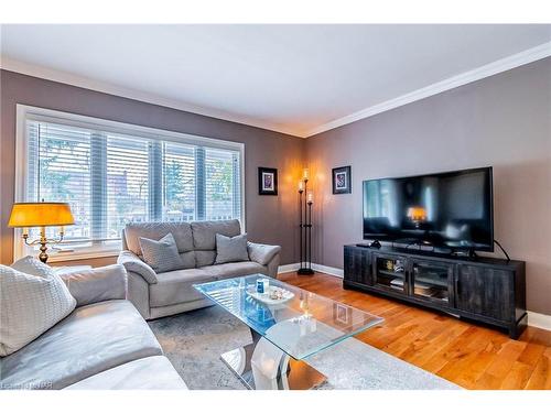 7069 Windsor Crescent, Niagara Falls, ON - Indoor Photo Showing Living Room