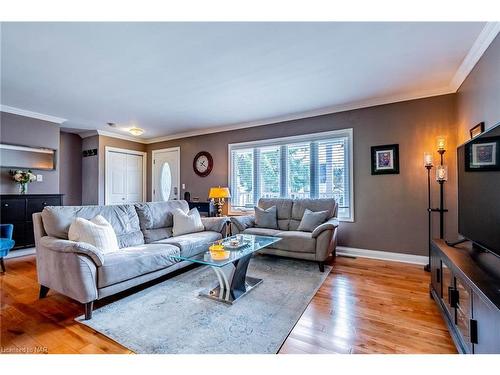 7069 Windsor Crescent, Niagara Falls, ON - Indoor Photo Showing Living Room