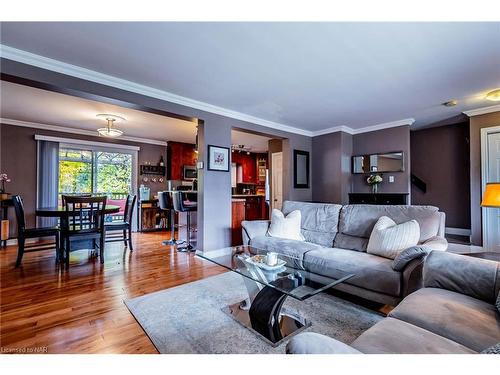 7069 Windsor Crescent, Niagara Falls, ON - Indoor Photo Showing Living Room