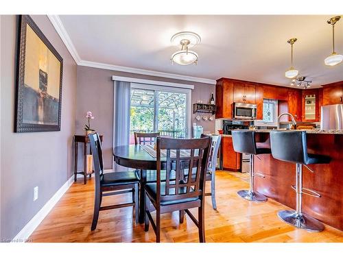 7069 Windsor Crescent, Niagara Falls, ON - Indoor Photo Showing Dining Room