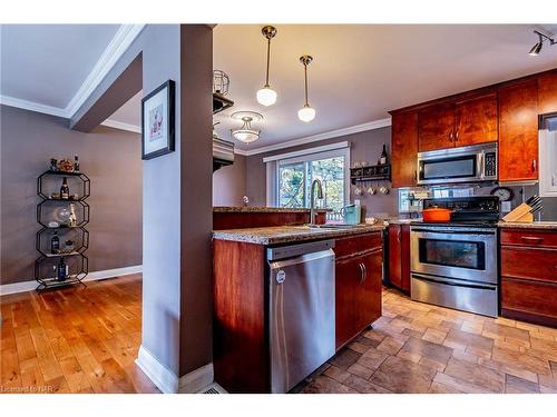 7069 Windsor Crescent, Niagara Falls, ON - Indoor Photo Showing Kitchen