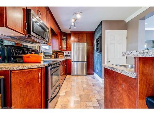 7069 Windsor Crescent, Niagara Falls, ON - Indoor Photo Showing Kitchen