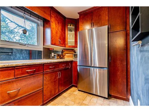 7069 Windsor Crescent, Niagara Falls, ON - Indoor Photo Showing Kitchen