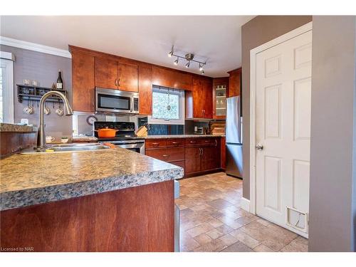 7069 Windsor Crescent, Niagara Falls, ON - Indoor Photo Showing Kitchen With Double Sink