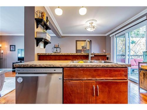 7069 Windsor Crescent, Niagara Falls, ON - Indoor Photo Showing Kitchen With Double Sink