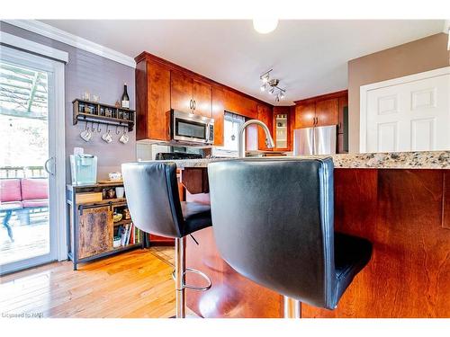 7069 Windsor Crescent, Niagara Falls, ON - Indoor Photo Showing Kitchen