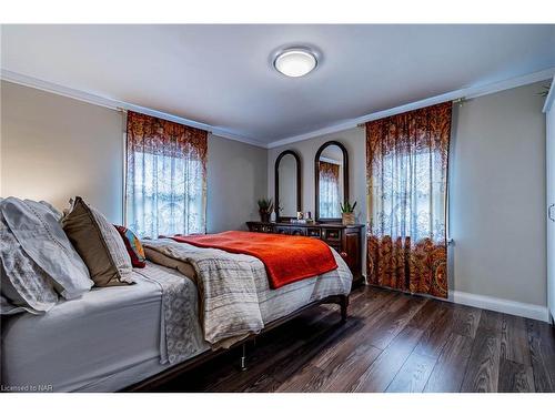 7069 Windsor Crescent, Niagara Falls, ON - Indoor Photo Showing Bedroom