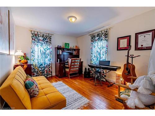 7069 Windsor Crescent, Niagara Falls, ON - Indoor Photo Showing Living Room