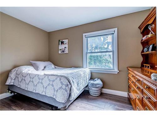 7069 Windsor Crescent, Niagara Falls, ON - Indoor Photo Showing Bedroom