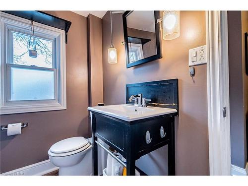 7069 Windsor Crescent, Niagara Falls, ON - Indoor Photo Showing Bathroom