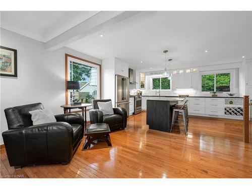 19 Little John Court, Welland, ON - Indoor Photo Showing Living Room