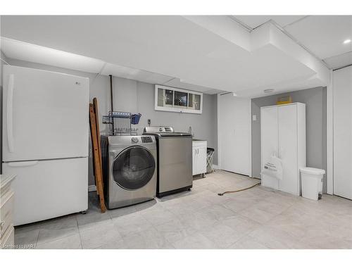 19 Little John Court, Welland, ON - Indoor Photo Showing Laundry Room