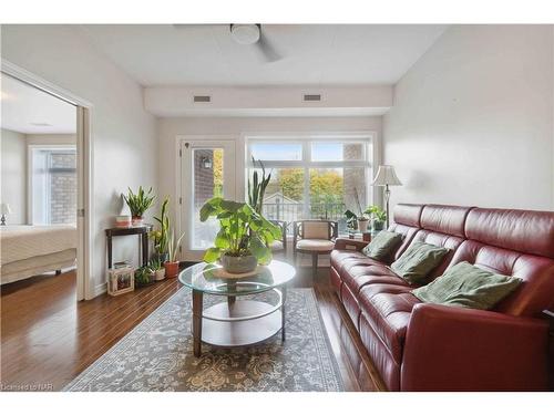 221-4644 Pettit Avenue Avenue, Niagara Falls, ON - Indoor Photo Showing Living Room