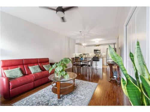 221-4644 Pettit Avenue Avenue, Niagara Falls, ON - Indoor Photo Showing Living Room