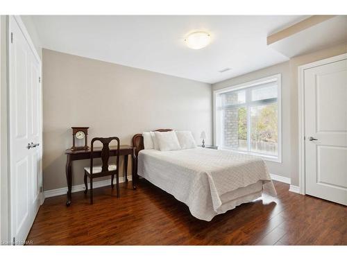 221-4644 Pettit Avenue Avenue, Niagara Falls, ON - Indoor Photo Showing Bedroom