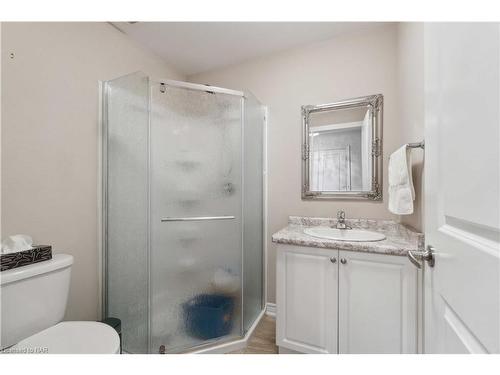 221-4644 Pettit Avenue Avenue, Niagara Falls, ON - Indoor Photo Showing Bathroom