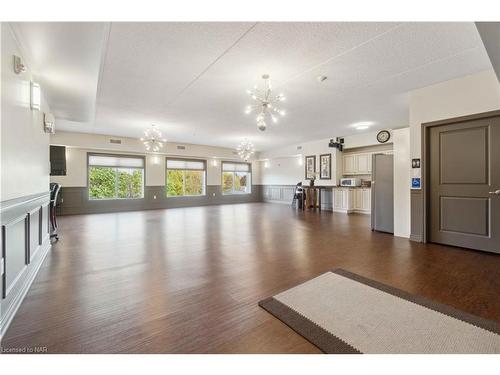 221-4644 Pettit Avenue Avenue, Niagara Falls, ON - Indoor Photo Showing Living Room