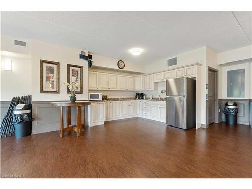 221-4644 Pettit Avenue Avenue, Niagara Falls, ON - Indoor Photo Showing Kitchen