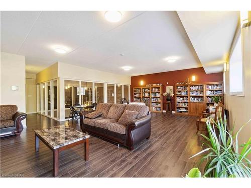 221-4644 Pettit Avenue Avenue, Niagara Falls, ON - Indoor Photo Showing Living Room