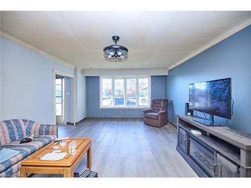 5 Dundonald Street, St. Catharines, ON - Indoor Photo Showing Living Room