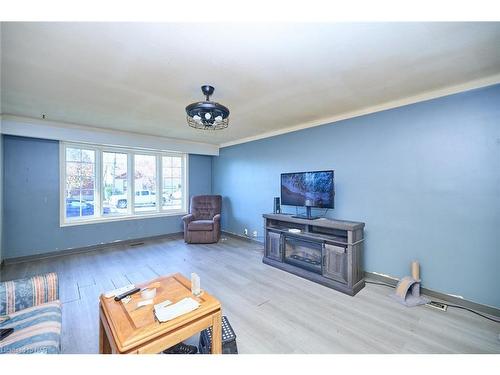 5 Dundonald Street, St. Catharines, ON - Indoor Photo Showing Living Room