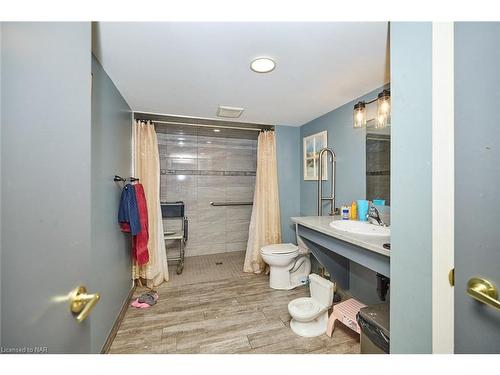 5 Dundonald Street, St. Catharines, ON - Indoor Photo Showing Bathroom