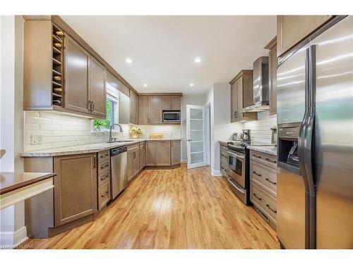 33 Patricia Drive, St. Catharines, ON - Indoor Photo Showing Kitchen With Upgraded Kitchen