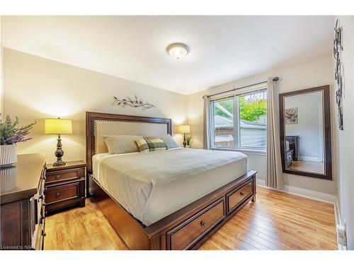 33 Patricia Drive, St. Catharines, ON - Indoor Photo Showing Bedroom