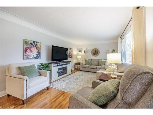 33 Patricia Drive, St. Catharines, ON - Indoor Photo Showing Living Room