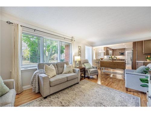 33 Patricia Drive, St. Catharines, ON - Indoor Photo Showing Living Room