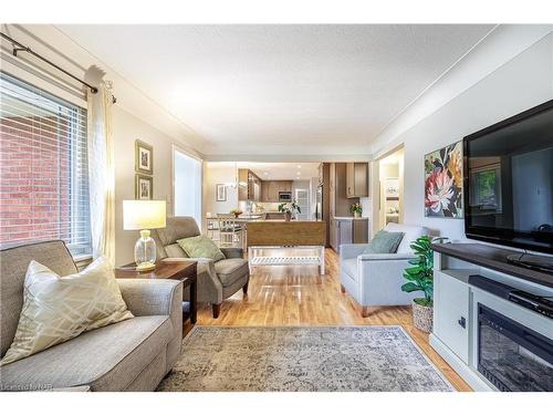 33 Patricia Drive, St. Catharines, ON - Indoor Photo Showing Living Room