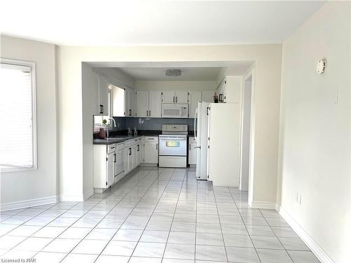 61 Barbican Trail, St. Catharines, ON - Indoor Photo Showing Kitchen