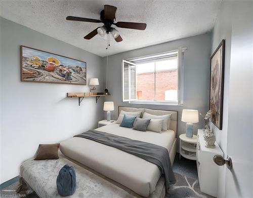 305-4692 Crysler Avenue, Niagara Falls, ON - Indoor Photo Showing Bedroom