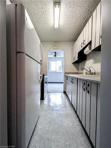 305-4692 Crysler Avenue, Niagara Falls, ON - Indoor Photo Showing Kitchen