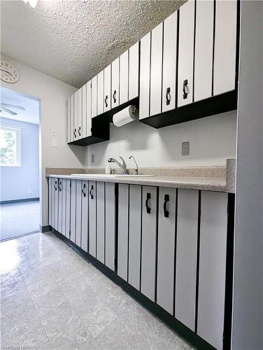 305-4692 Crysler Avenue, Niagara Falls, ON - Indoor Photo Showing Kitchen