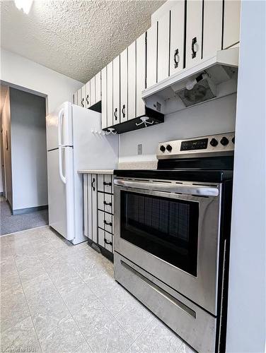 305-4692 Crysler Avenue, Niagara Falls, ON - Indoor Photo Showing Kitchen