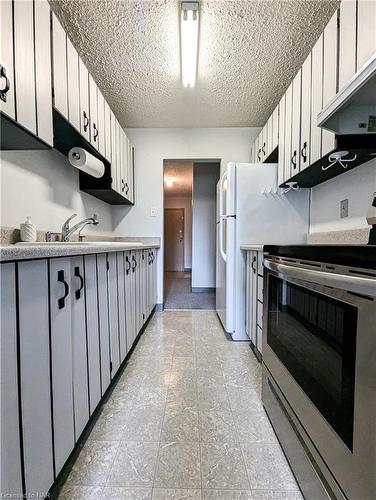 305-4692 Crysler Avenue, Niagara Falls, ON - Indoor Photo Showing Kitchen