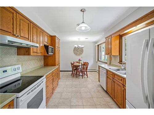 40177 Con 4 Rd, Wainfleet, ON - Indoor Photo Showing Kitchen With Double Sink