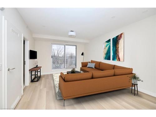 803-118 West Street, Port Colborne, ON - Indoor Photo Showing Living Room