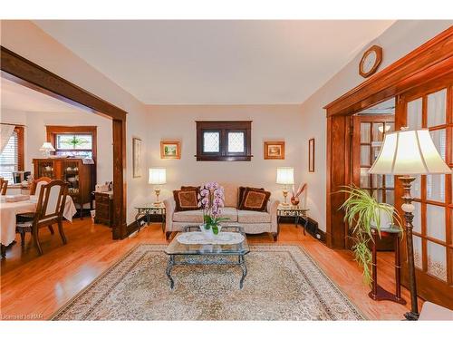 4467 John Street, Niagara Falls, ON - Indoor Photo Showing Living Room