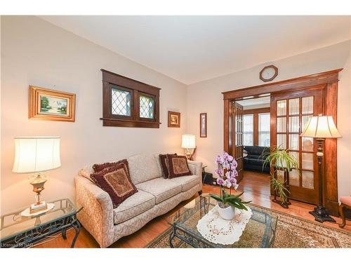 4467 John Street, Niagara Falls, ON - Indoor Photo Showing Living Room