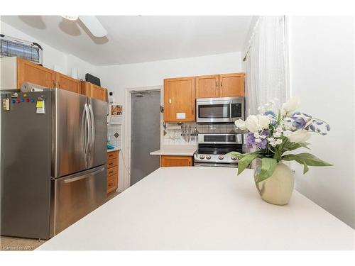 4467 John Street, Niagara Falls, ON - Indoor Photo Showing Kitchen