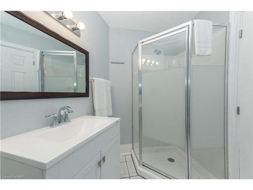 4467 John Street, Niagara Falls, ON - Indoor Photo Showing Bathroom