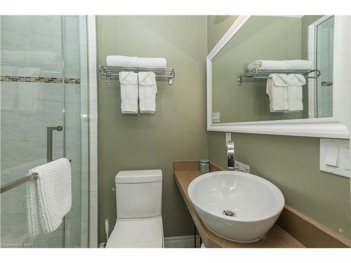 4467 John Street, Niagara Falls, ON - Indoor Photo Showing Bathroom