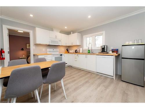 4467 John Street, Niagara Falls, ON - Indoor Photo Showing Kitchen