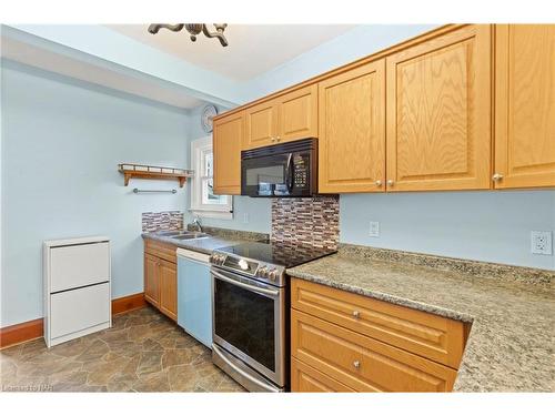 259 Niagara Street, St. Catharines, ON - Indoor Photo Showing Kitchen With Double Sink