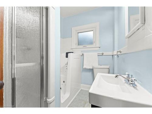 259 Niagara Street, St. Catharines, ON - Indoor Photo Showing Bathroom