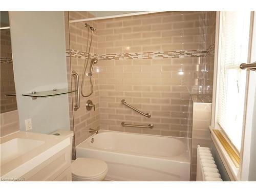 825 Garrison Road, Fort Erie, ON - Indoor Photo Showing Bathroom