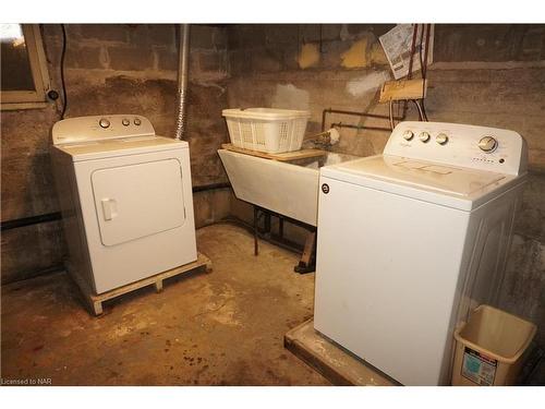 825 Garrison Road, Fort Erie, ON - Indoor Photo Showing Laundry Room